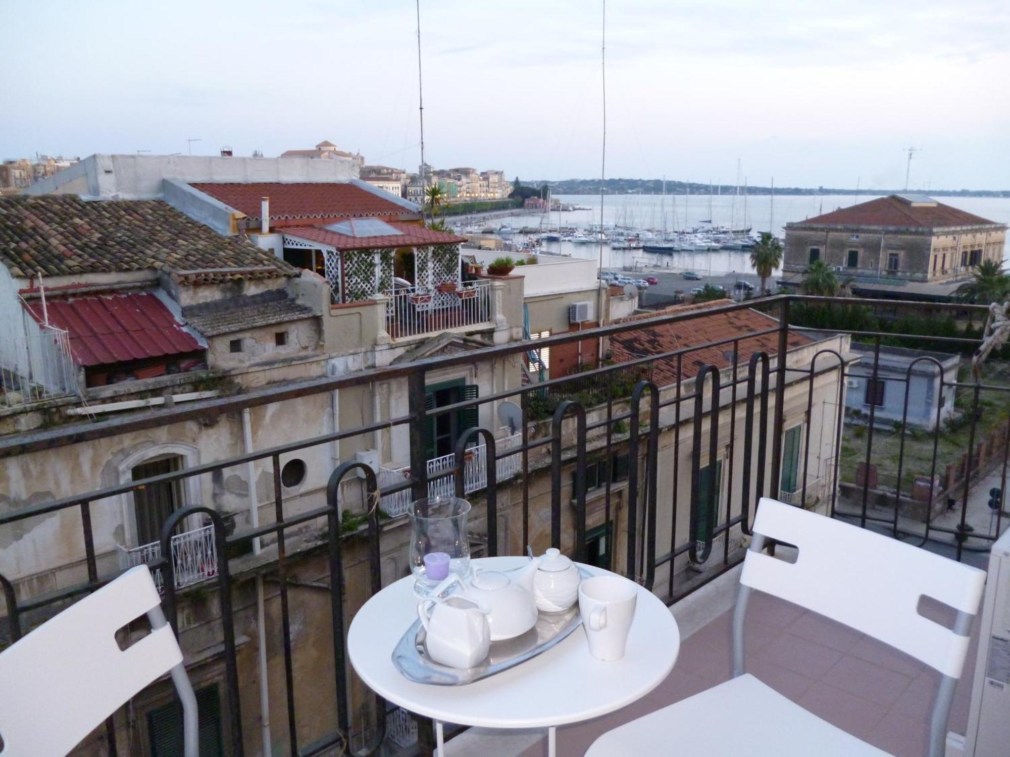 B&B Le Grand Bleu Siracusa - One Hundred Steps From Ortigia -Sea View - Syrakus Exterior foto